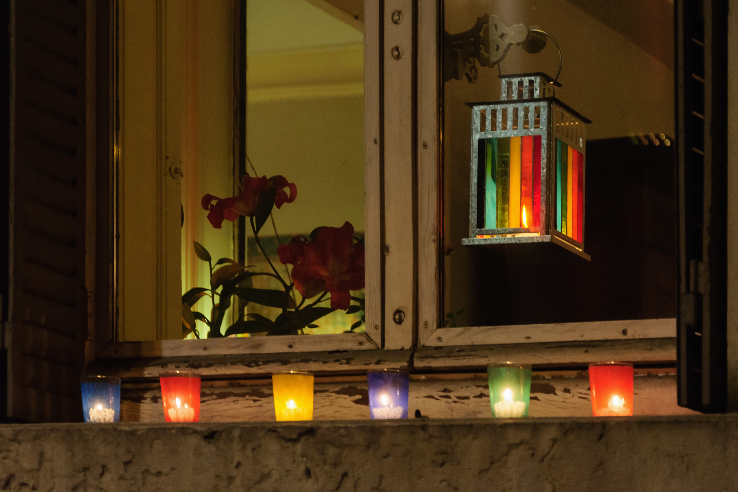 Lumignons sur le bord d'une fenêtre pour la fête des Lumières, le 8 décembre, à Lyon (Rhône, France)